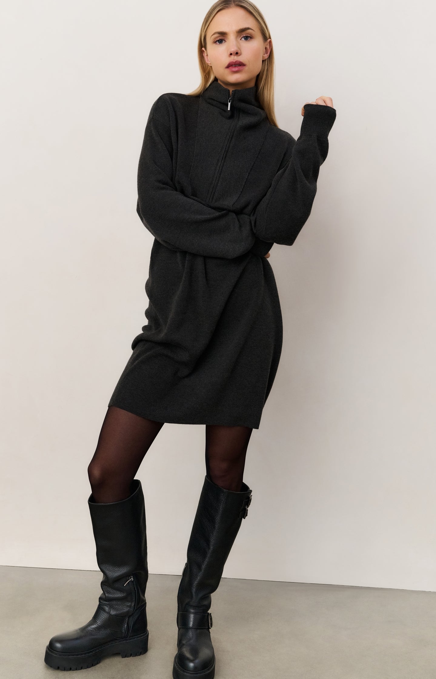 Knitted dress with zipper and long sleeves - Type: lookbook