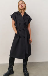 Long sleeveless coat with lapels and waist belt
