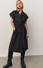Long sleeveless coat with lapels and waist belt