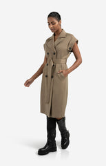 Long sleeveless coat with lapels and waist belt