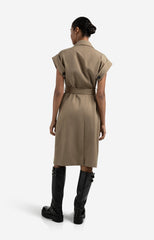 Long sleeveless coat with lapels and waist belt
