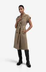 Long sleeveless coat with lapels and waist belt