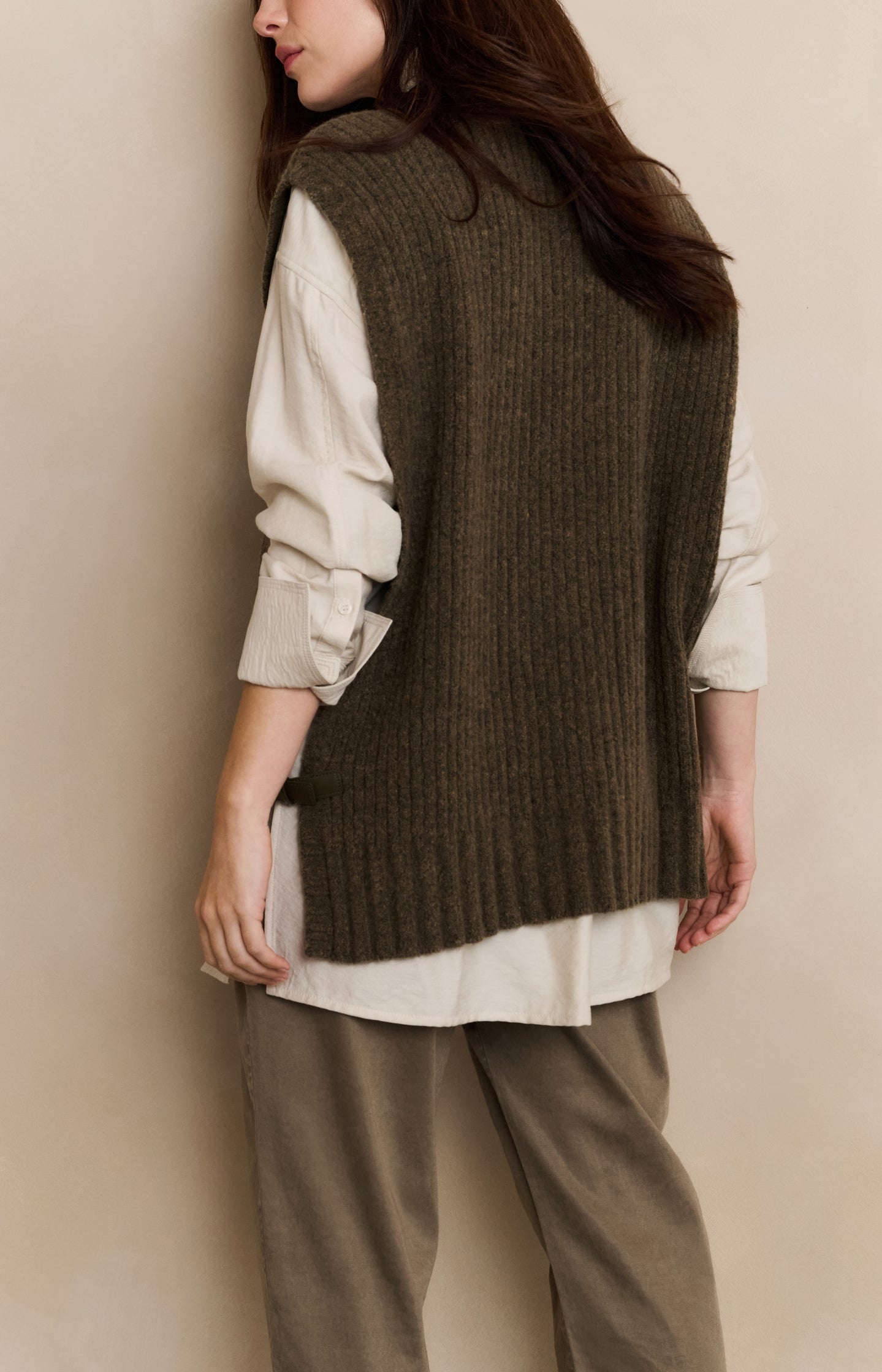 Ribbed sleeveless sweater with side buckles - Type: lookbook