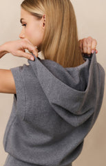 Sleeveless hoodie with zipper and hood