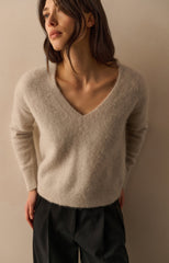Soft V-neck sweater with long sleeves