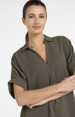 V-neck dress with pleated sleeves and loose fit