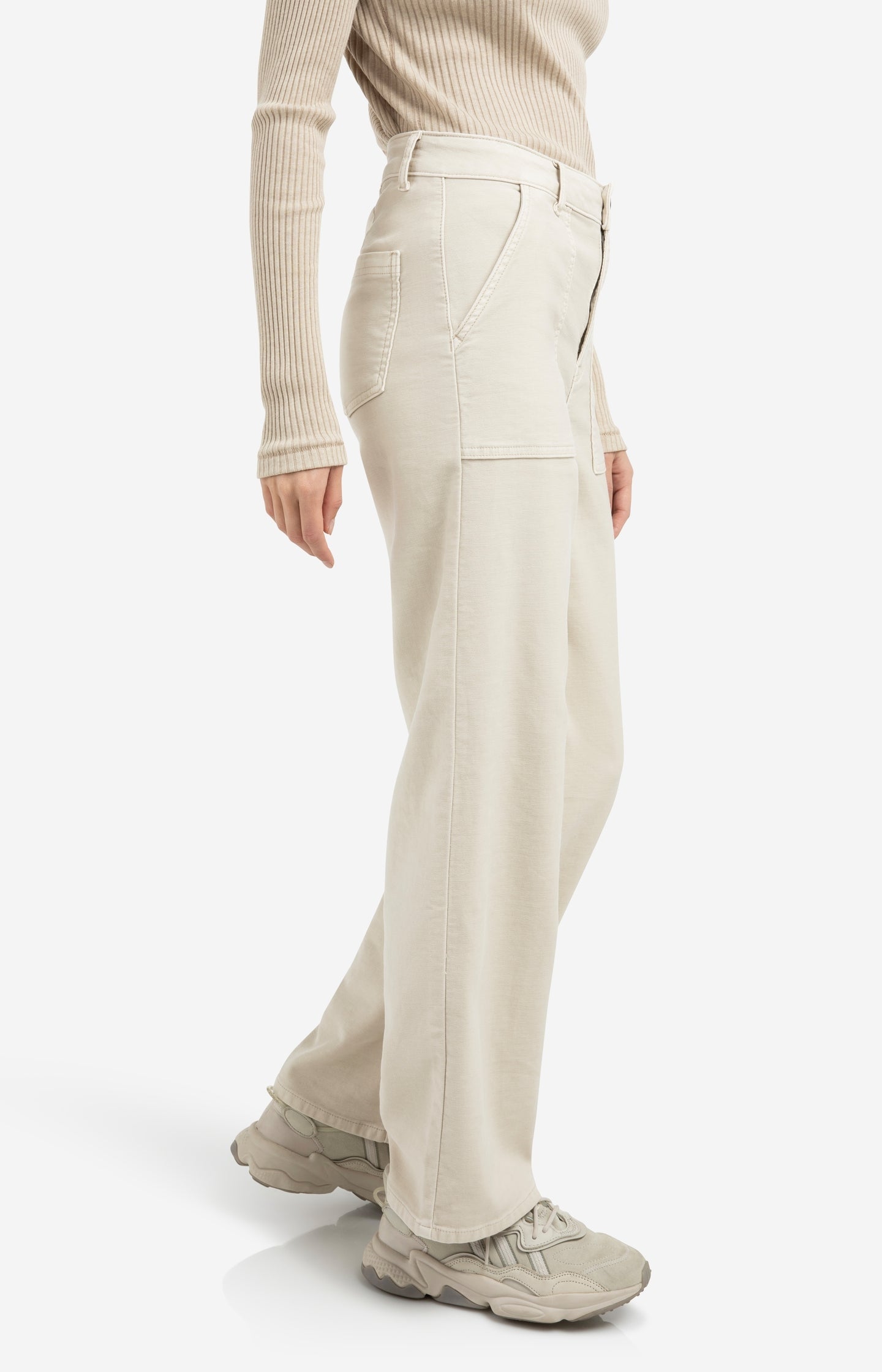 Cargo trousers with straight legs and patch pockets