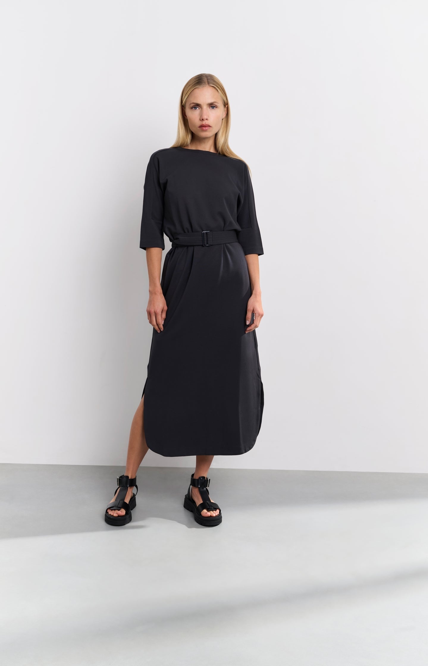 Jersey midi dress with belt and regular fit - Type: lookbook