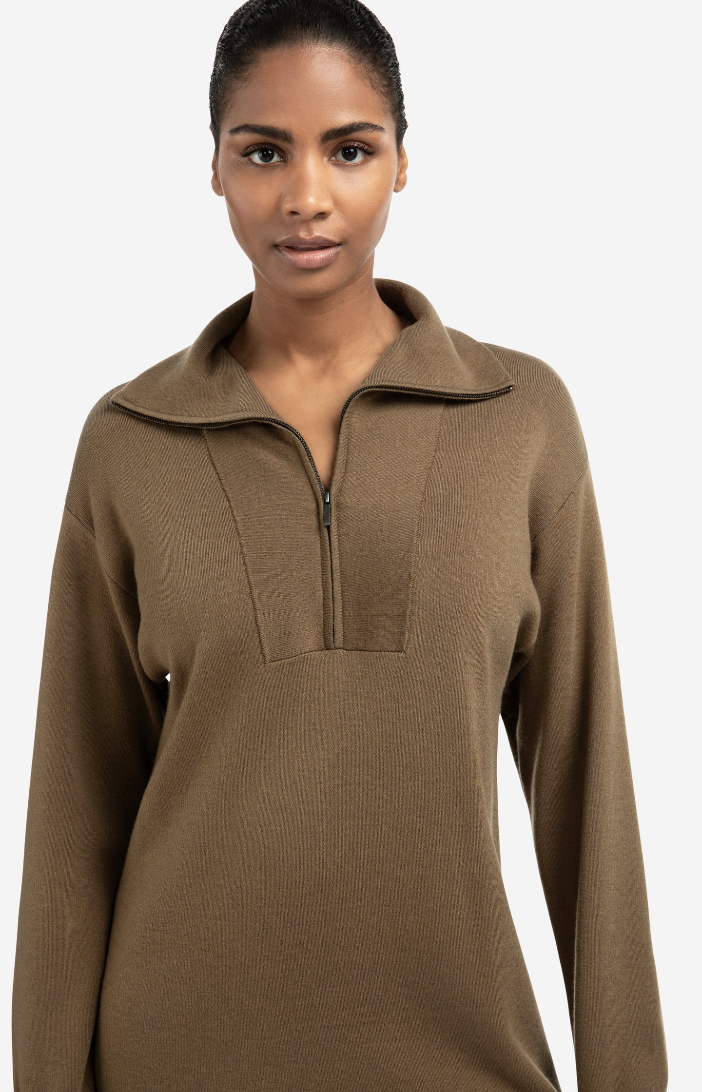 Knitted dress with zipper and long sleeves
