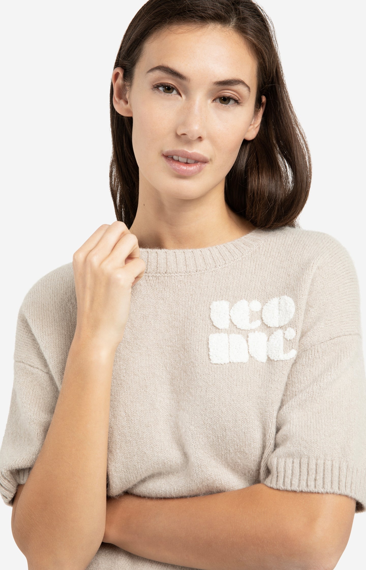 Knitted short sleeve sweater with artwork