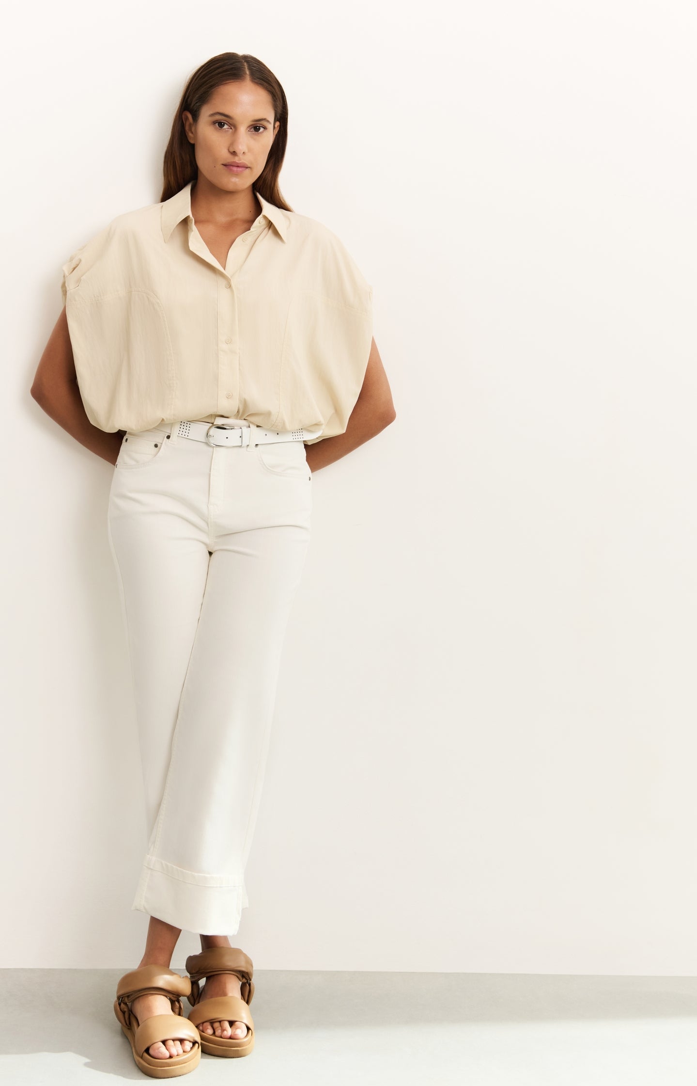 Mid-waist jeans with fixed turned-up hem