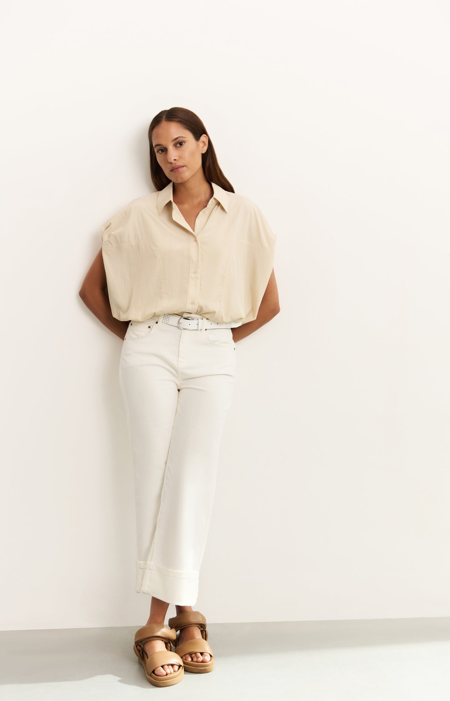 Mid-waist jeans with fixed turned-up hem