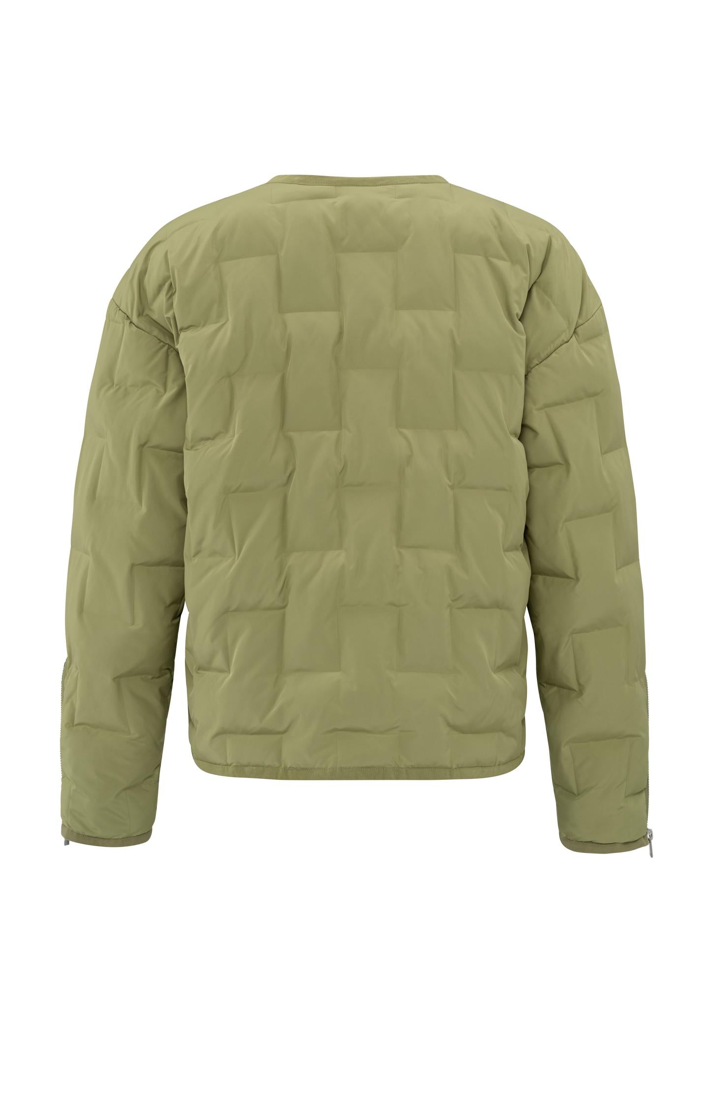 Short quilted jacket with pockets and zipper closure