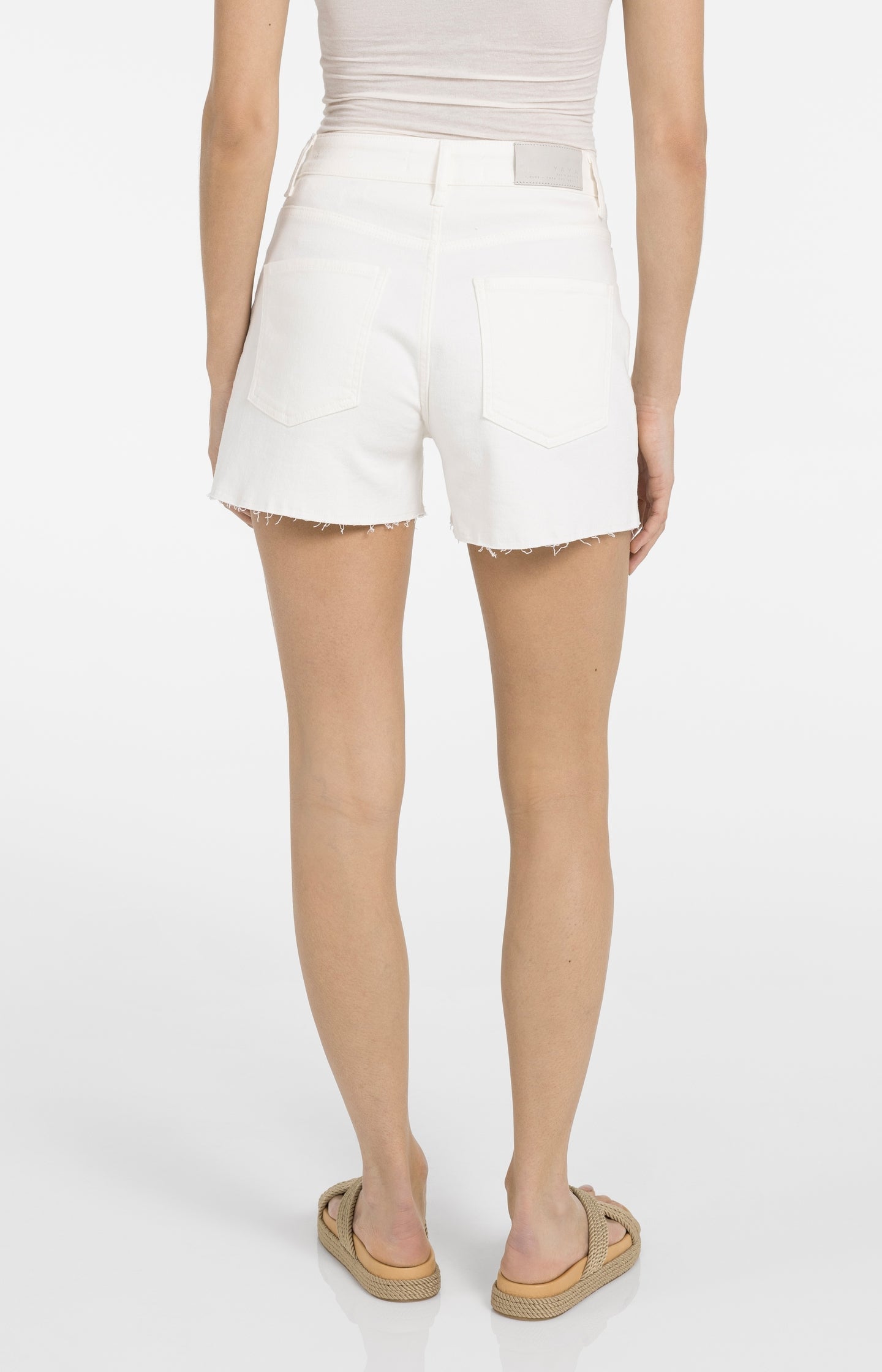 Shorts with pocket details and frayed hem