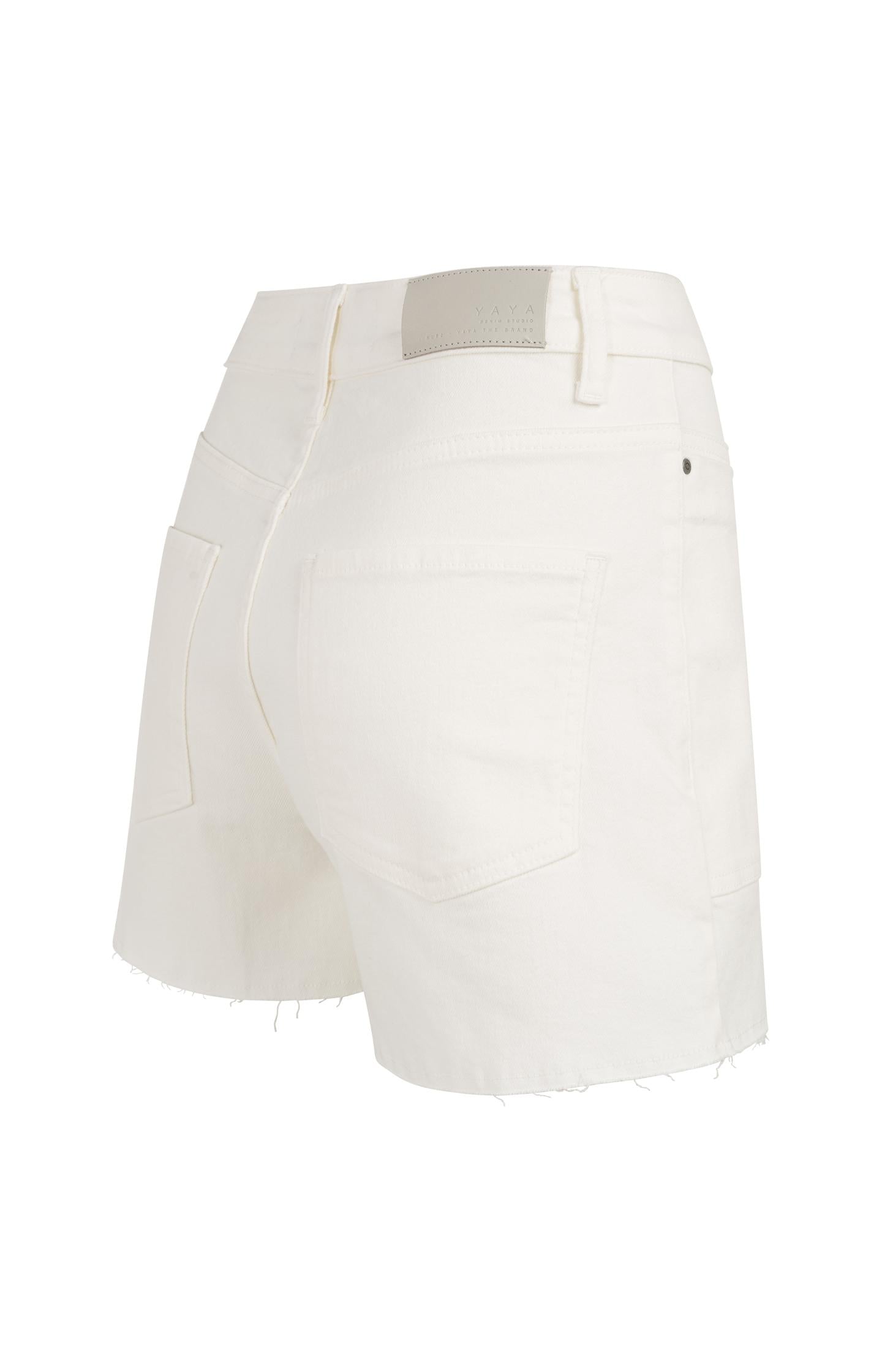 Shorts with pocket details and frayed hem