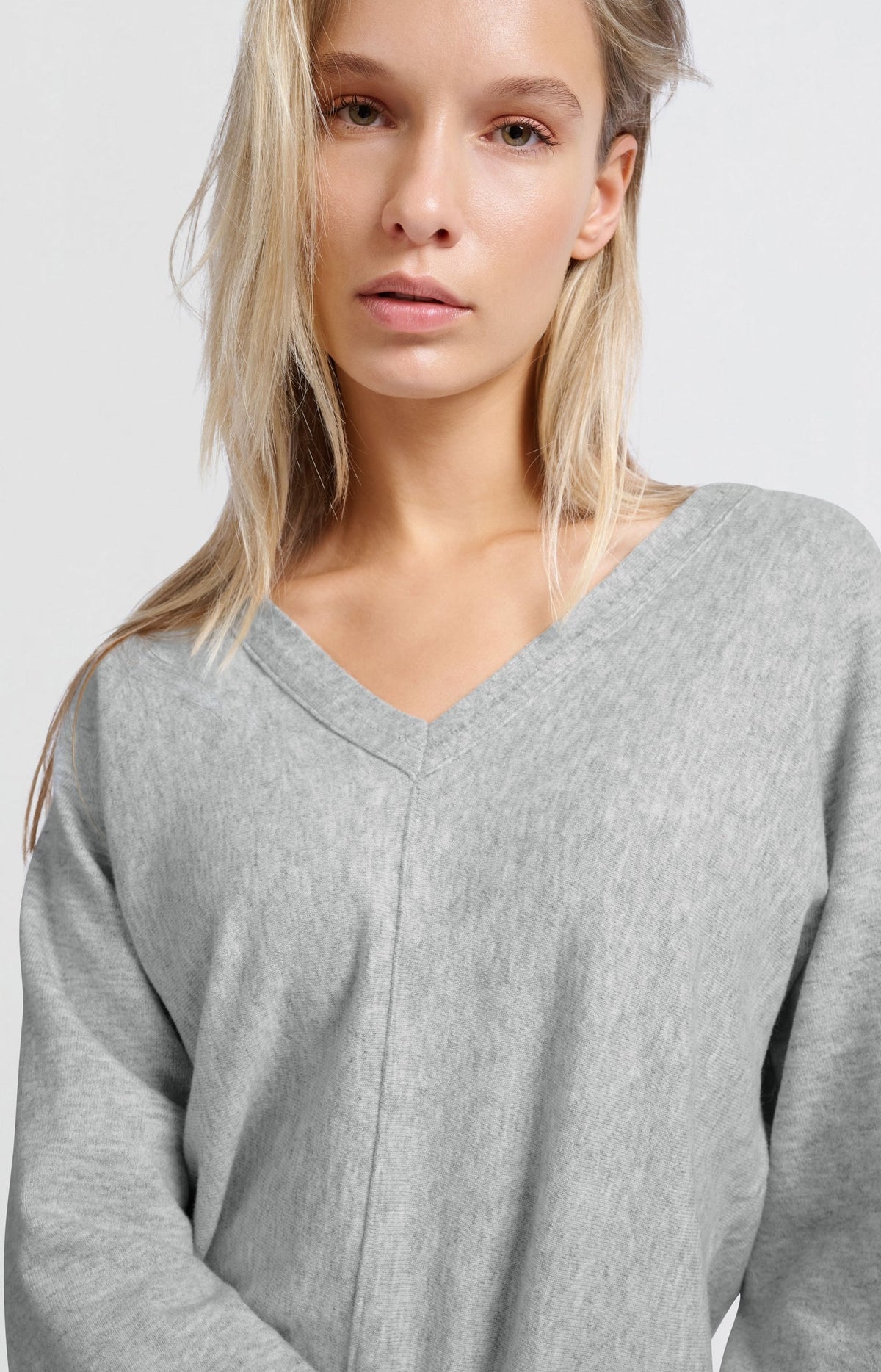 Soft sweater with V-neck and batwing sleeves - Medium Grey Melange - Type: product