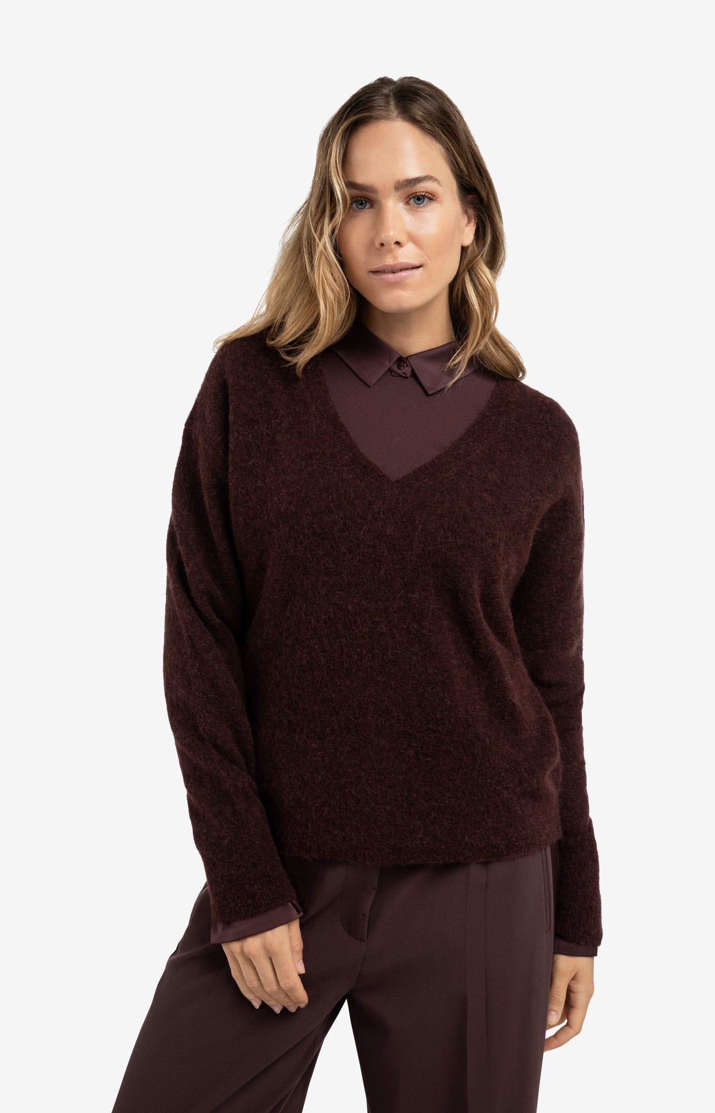 Soft V-neck sweater with long sleeves