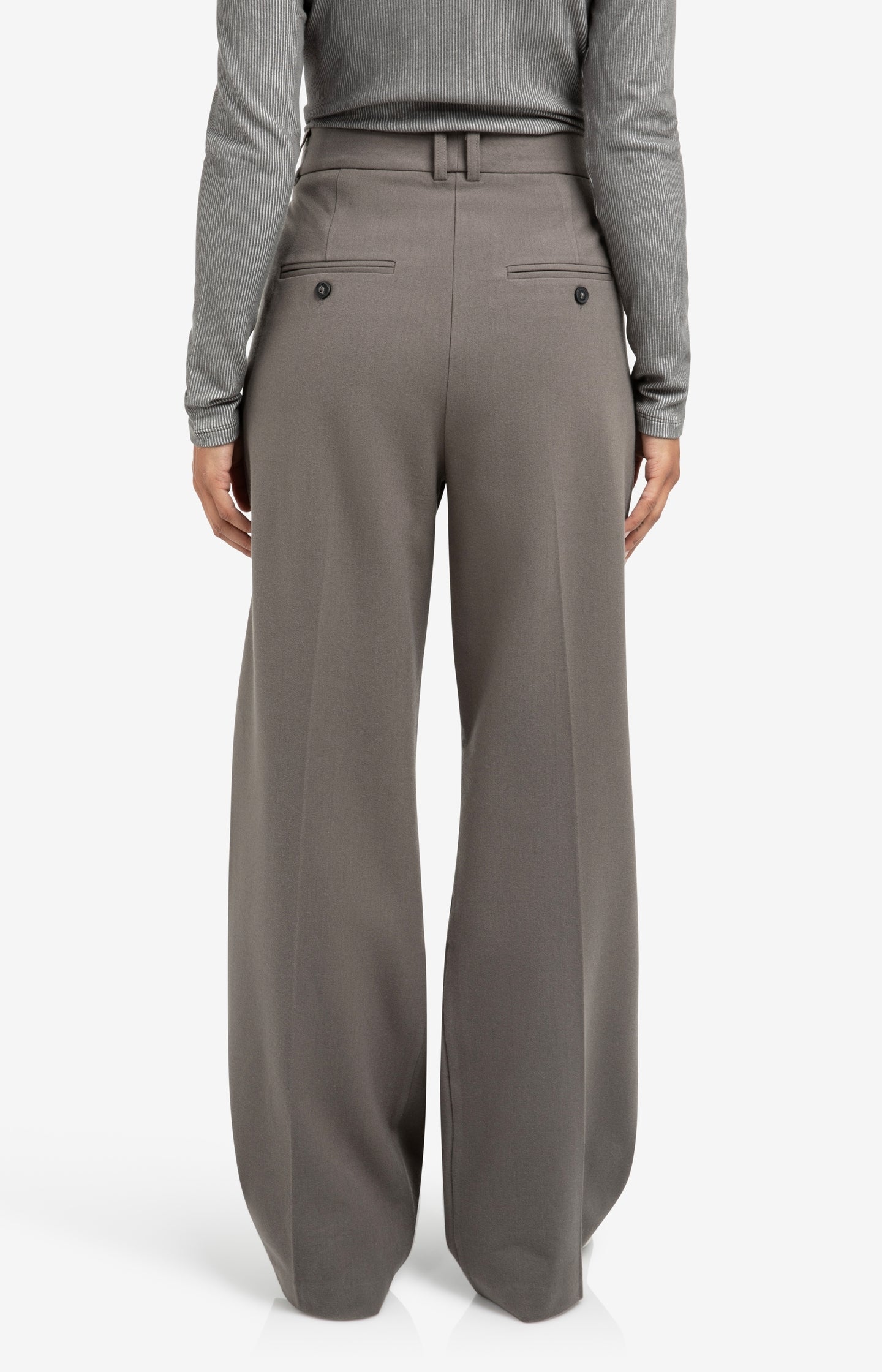 Soft woven trousers with pleats and wide legs