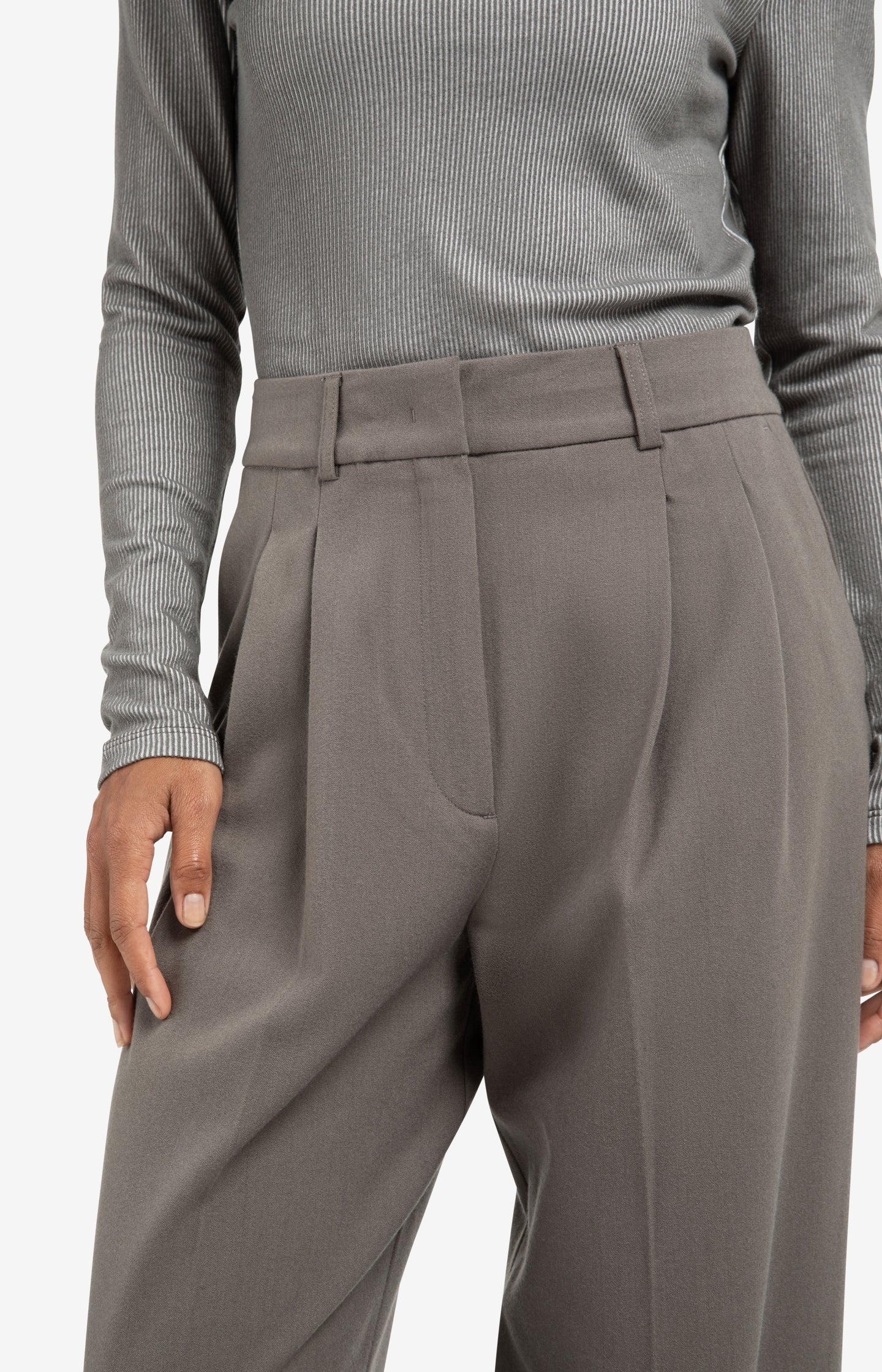 Soft woven trousers with pleats and wide legs