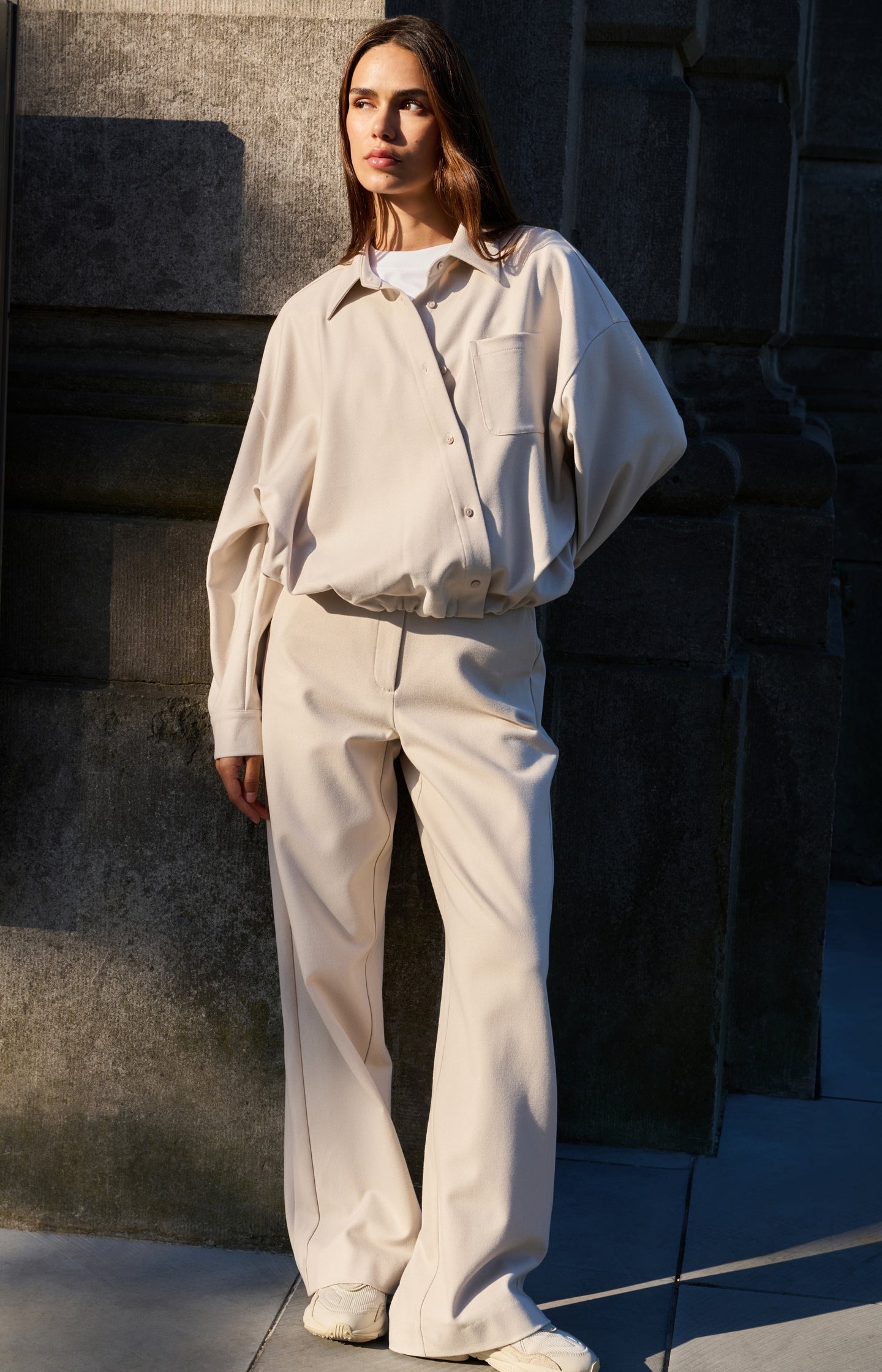 Soft woven trousers with wide legs and elastic hem