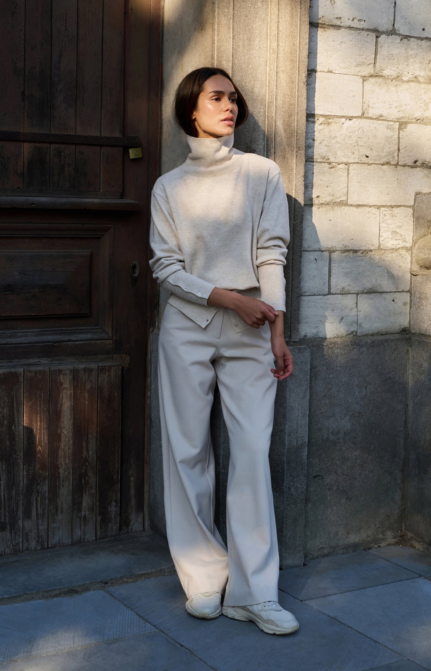 Soft woven trousers with wide legs and elastic hem