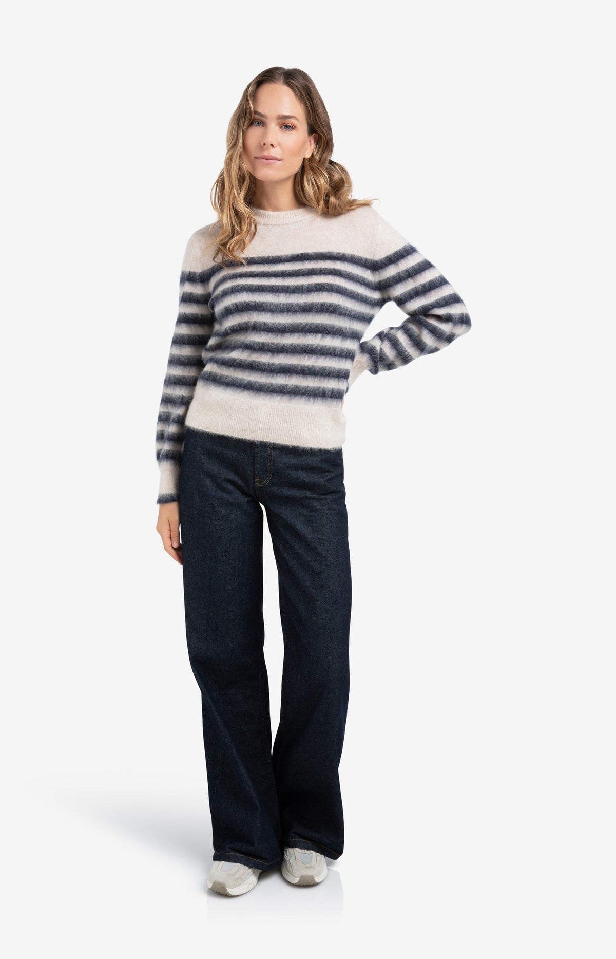 Striped sweater with round neck and long sleeves