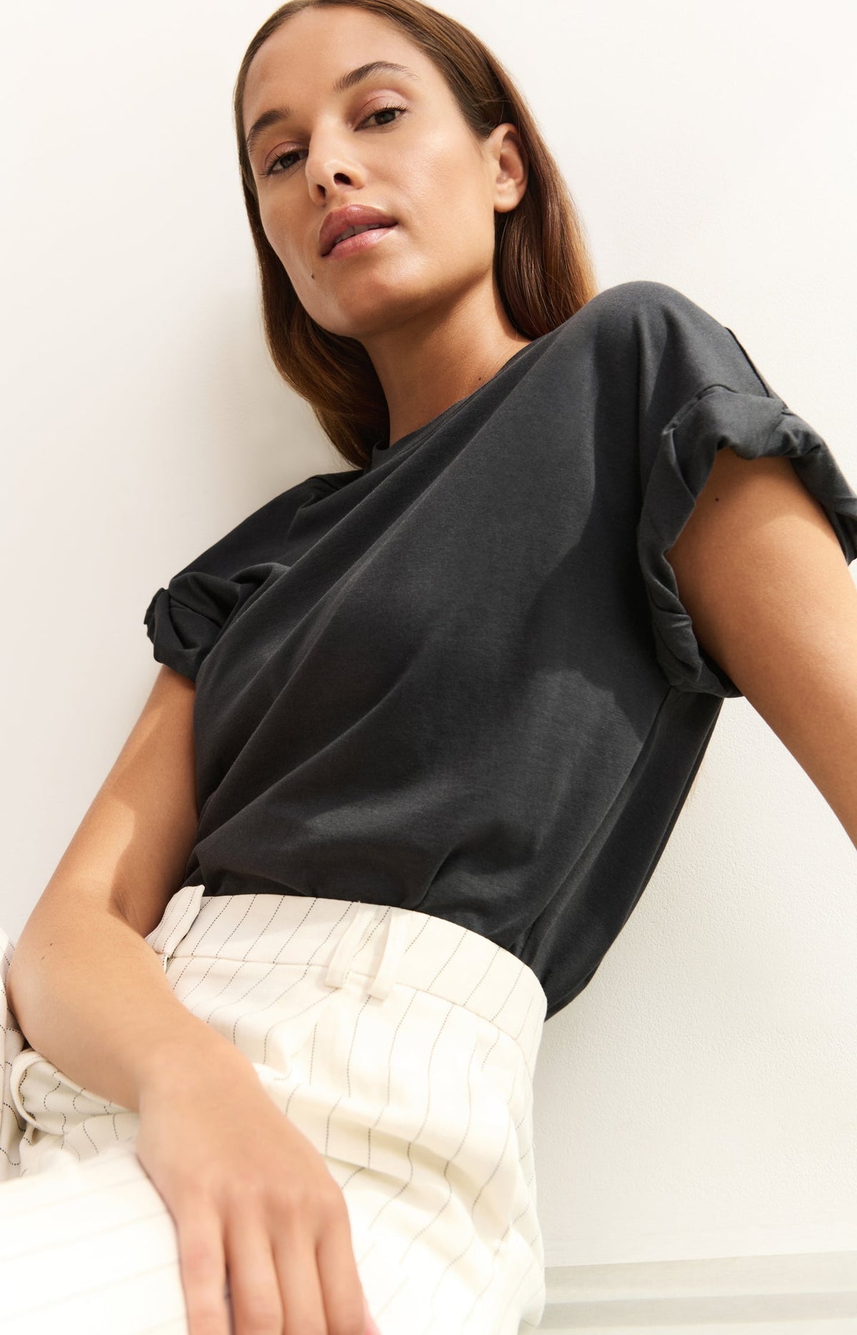 T-shirt with round neck and pleated, rolled-up sleeves