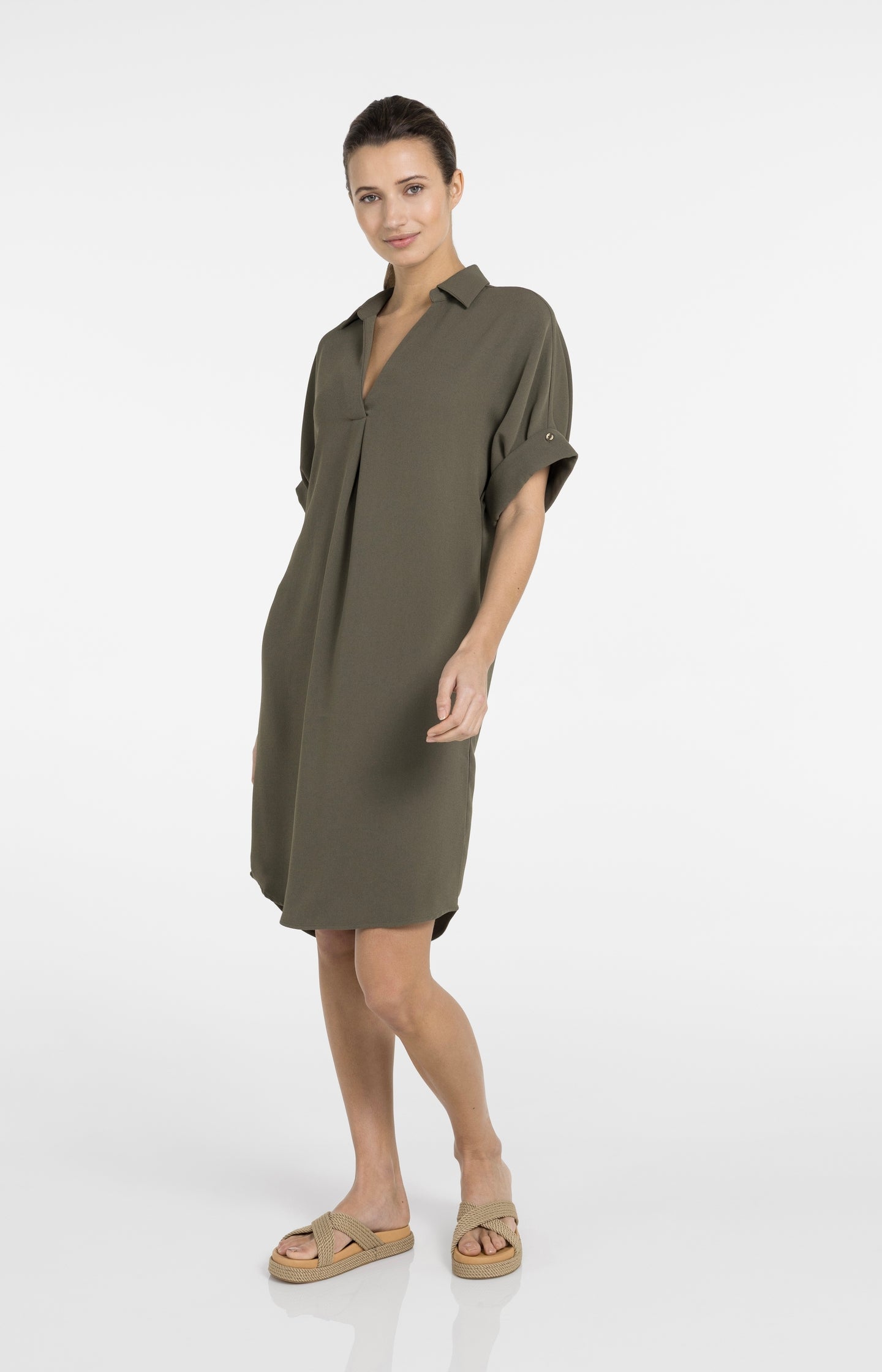 V-neck dress with pleated sleeves and loose fit