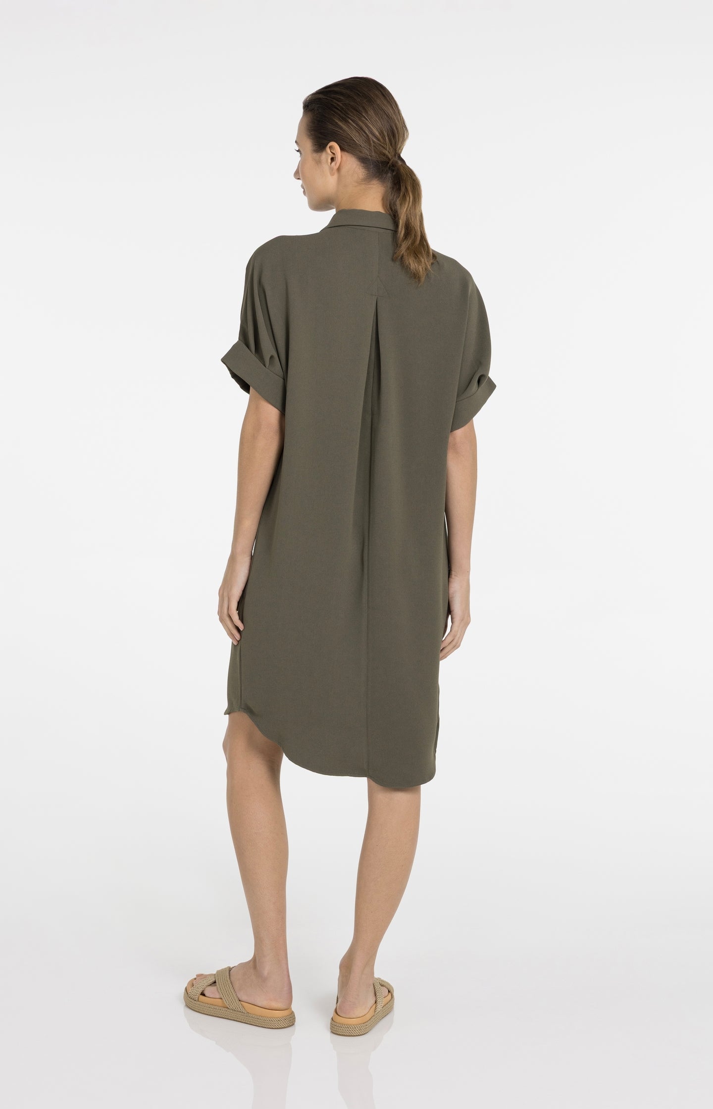 V-neck dress with pleated sleeves and loose fit