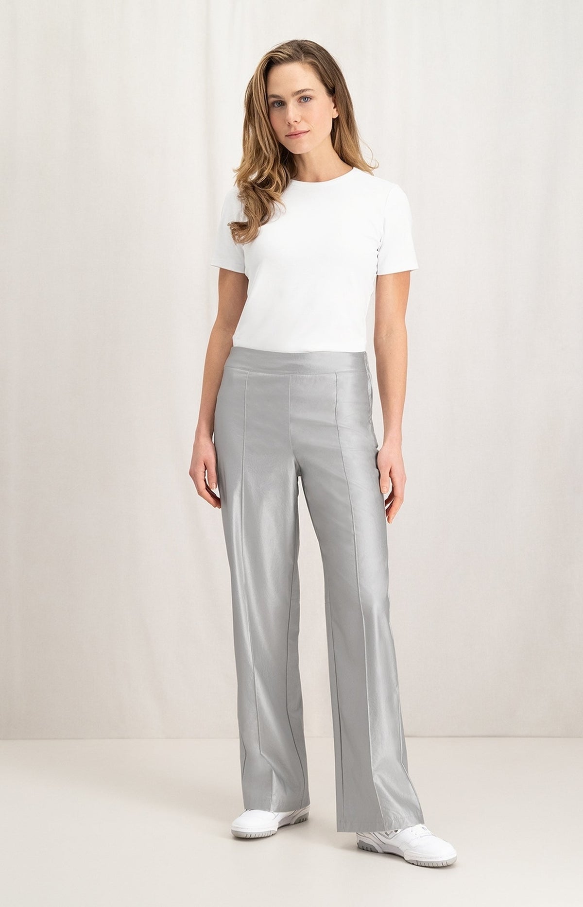 White T-shirt with short sleeves and crew neck - Type: lookbook